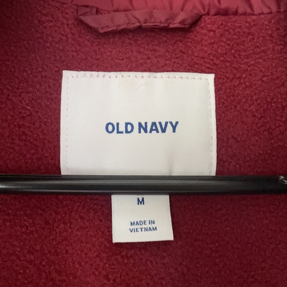 Burgundy puffer vest from Old Navy! Worn 1-2 times, from 2020 season - Picture 2 of 3